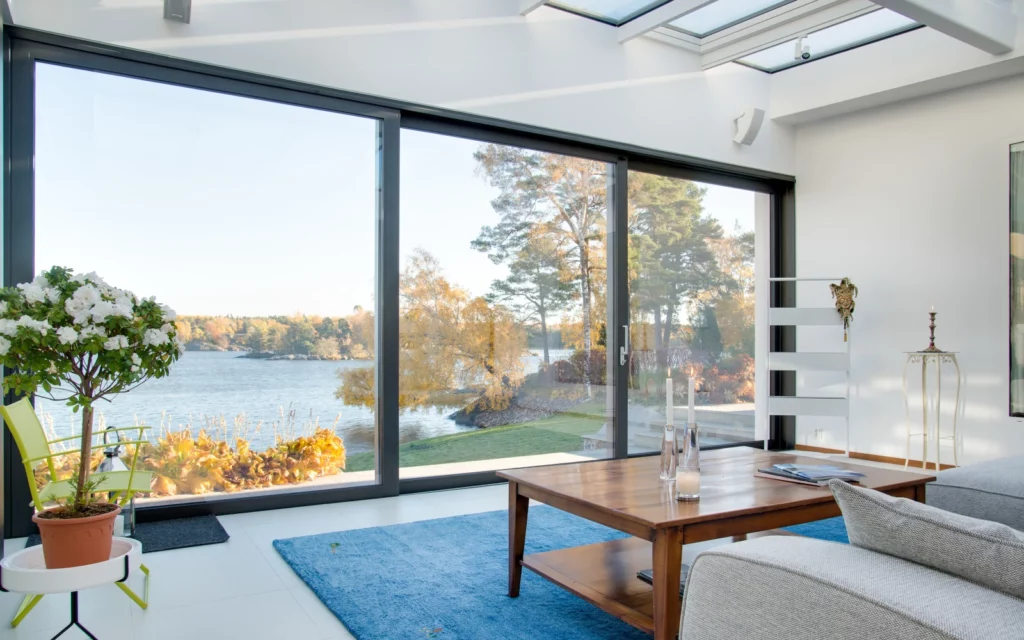 Vue de l'intérieur d'une maison vers un lac