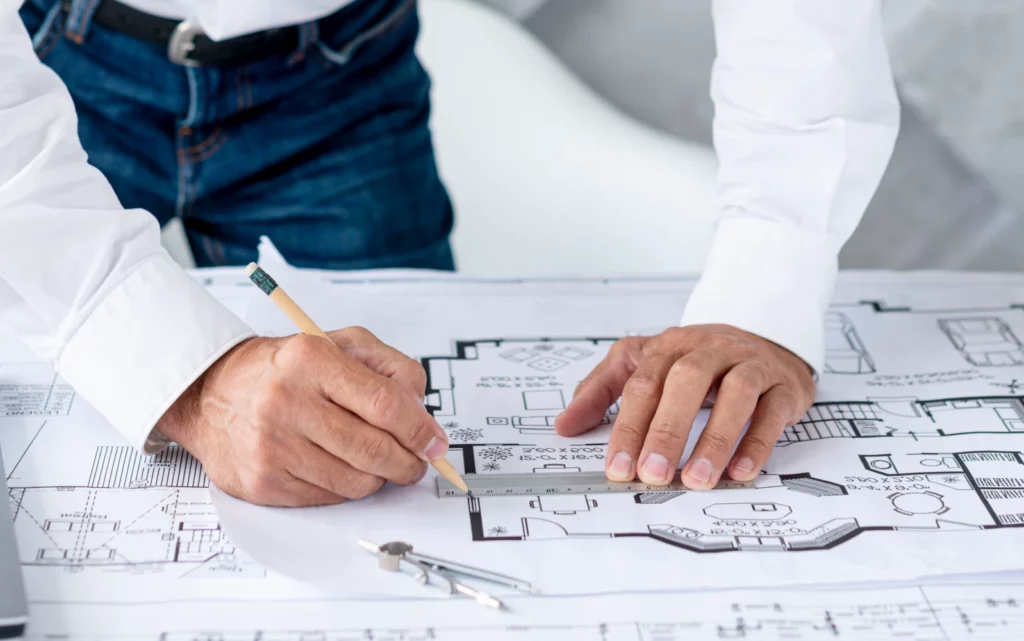 Architecte étudie projet