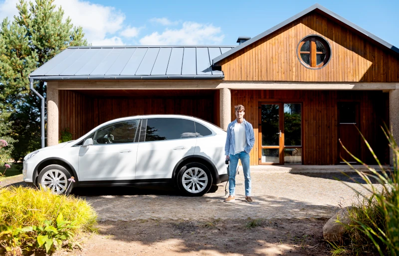 Homme devant son garage